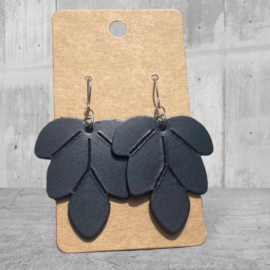 46 Embossed black leaf